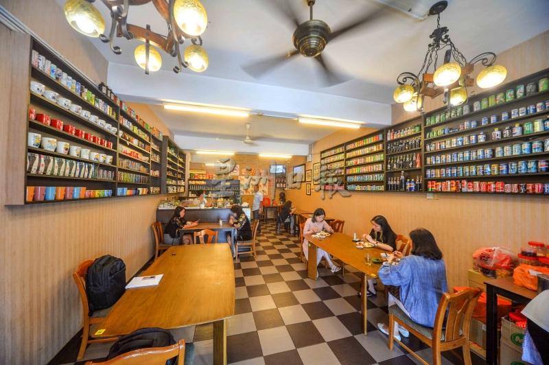 可妮餐饮店内,一边是放满不同的饮料罐,另一边是置放了各种杯子,整齐有序的陈列,加上灯光的营造,使到整个店变得与众不同。