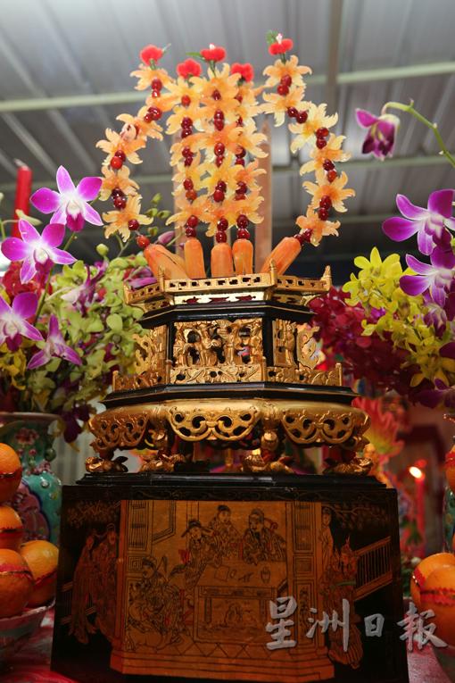 “三界桌”最上端是峇峇人最重視的，以木瓜腌制雕刻及蜜饯串成的“chanab”，十分細致。