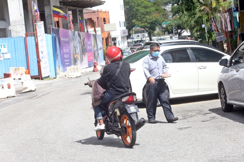 孟惹拉拉镇商业区的治安败坏，经常发生攫夺案，令当地商民对摩托车骑士十分“敏感”。