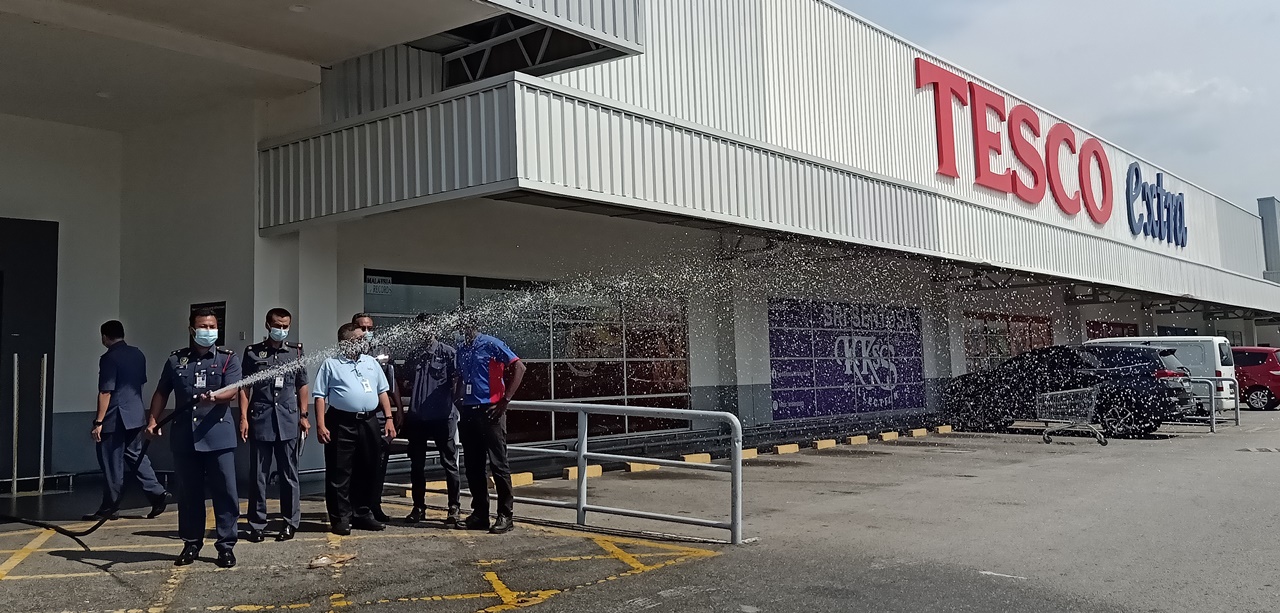 在安全检查行动中，霹雳州消拯局第一区官员也测试怡保巴占特易购莲花霸级市场的救火喉，以确保能够良好运作。