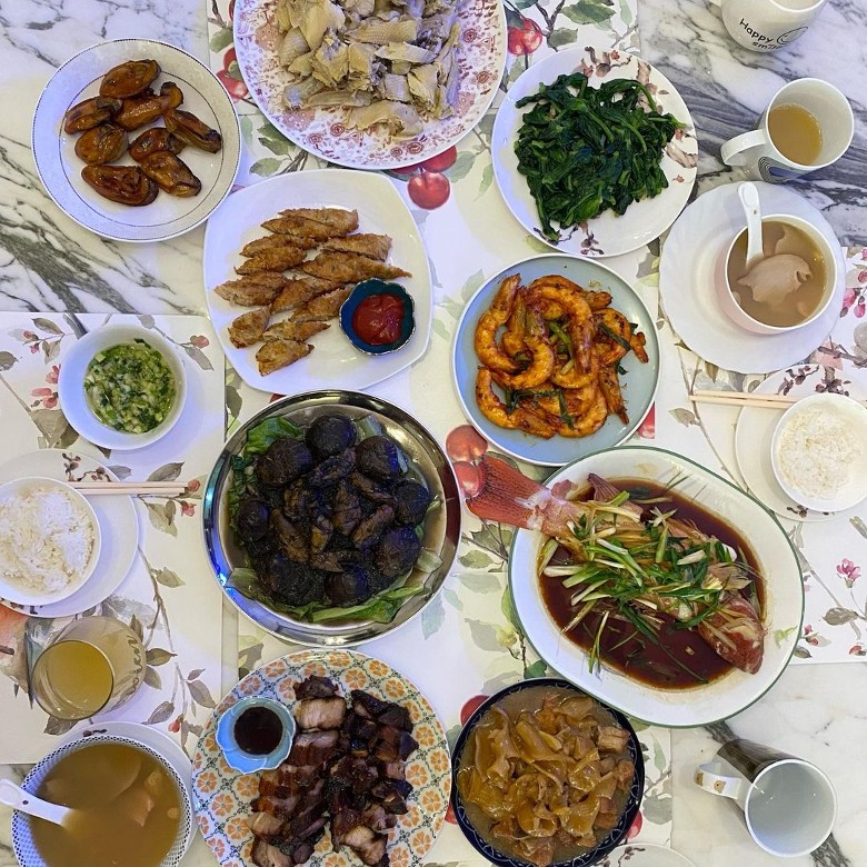 杨秀惠家餐桌超大，还以9样菜肴招待到访拜年的蔡思贝，让洪永城也留言，“好妒忌，我也要来拜年。”