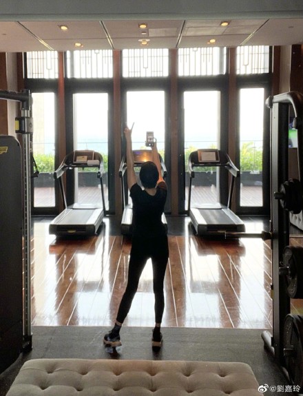 刘嘉玲在微博晒出一张自己在健身房的照片，尽管是背面入镜，但纤细的身材还是让网民赞叹不已，认为她根本看不出来已经55岁。