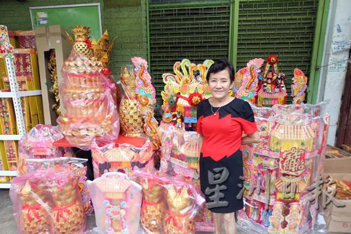 陈雪锦原是槟城人，但在吉隆坡居住已经三十多年，她说除了槟城人在拜天公的时候会准备更多供品之外，和吉隆坡人拜天公时最大的差别在于没有“天公座”。