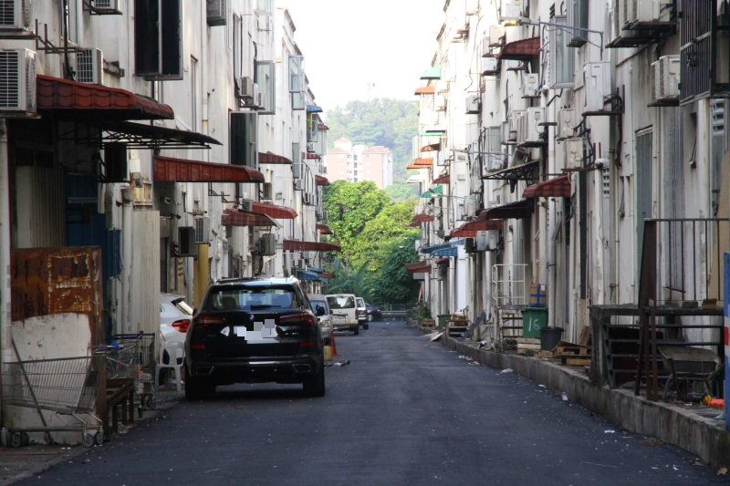 杨巧双建议吉隆坡市政局在商业区后巷一旁开辟为停车位，以舒缓泊车位不足问题。