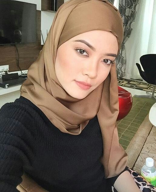 30岁马来女艺人莎蒂拉在抖音影片玩“黑变白”梗， 她被骂歧视后急删抖音影片。