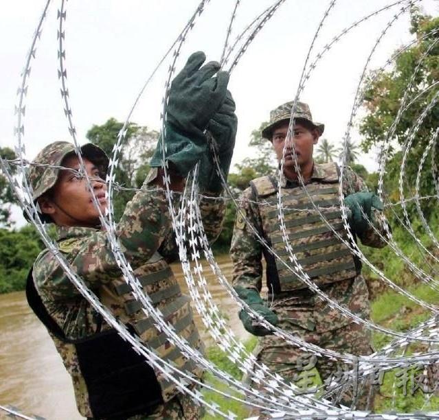 警察普通行动部队在丹泰边境的哥乐河岸增设8处铁蒺藜，以打击走私活动。


