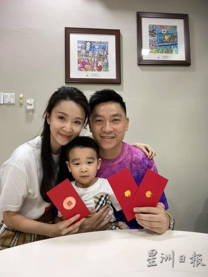 陈文宏（右）在年初一与太太陈燕玲（左）和儿子陈凯恒合照并向大家拜年。（陈文宏脸书照片）