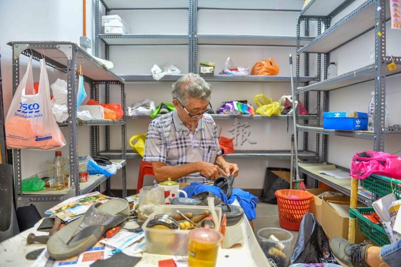 陈利每天坐在小凳子上，为顾客的鞋子缝缝补补，延续鞋子的生命。