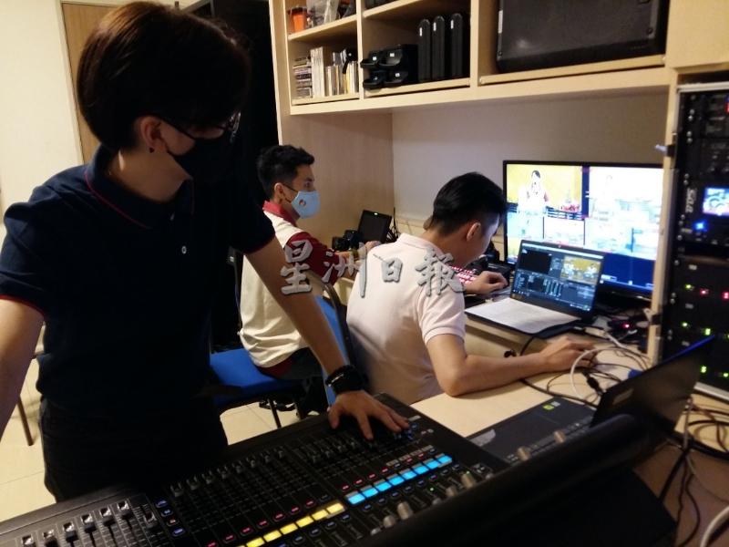 工作人员李诗倩（左起）、胡柏瑜和卢涌权现场音控“空中有爱”直播节目。