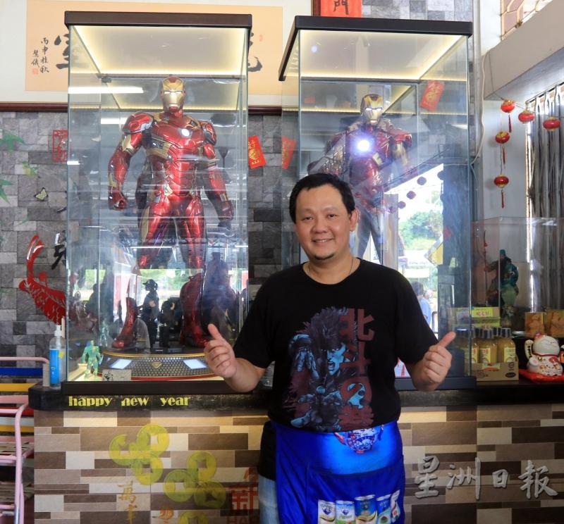 冼金生身后的两个巨型钢铁人，是店内最引人注目的模型。