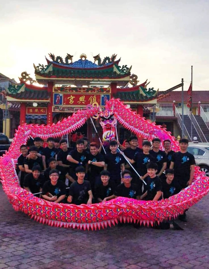 张俊威带队到吉兰丹百年庙宇唐人坡镇兴宫表演舞龙。