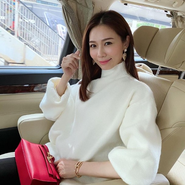 杨秀惠在香港有私人司机接送，并在IG发放美照表示，“回公司派红包！祝大家只肥荷包不肥身型。”
