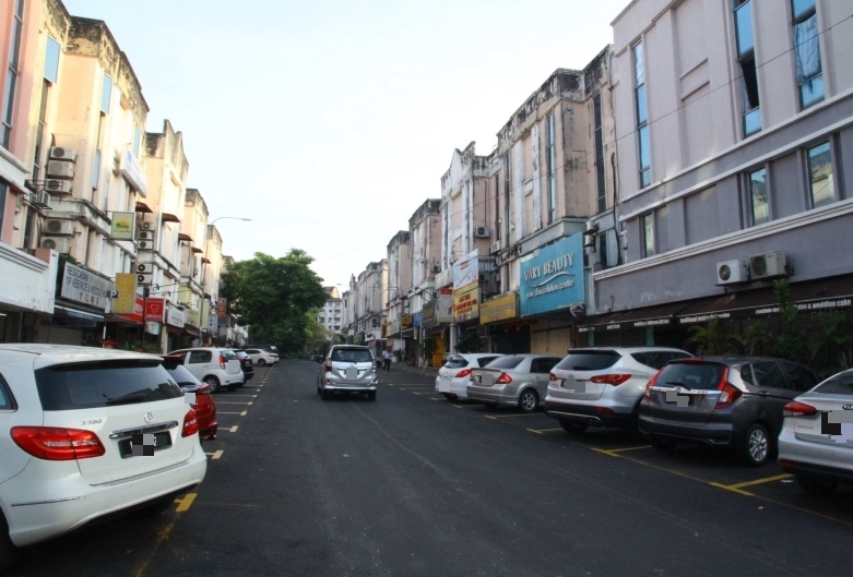  孟惹拉拉镇商业区十分繁忙，在非行管令期间经常出现车流量高及双重泊车问题。