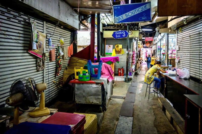 在游客锐减之下，以往人潮拥挤的曼谷著名水门市场许多店面关门，冷冷清清。（图：法新社）