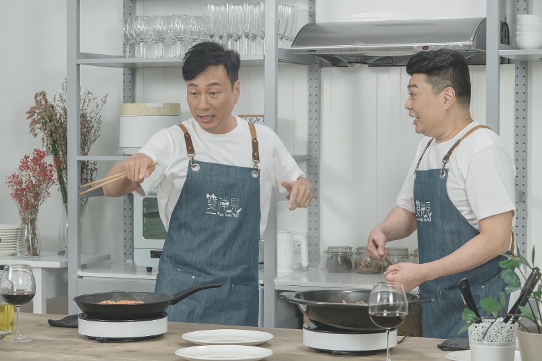 阮兆祥及黎耀祥在节目《双祥见》中，炮制盆菜贺新岁。