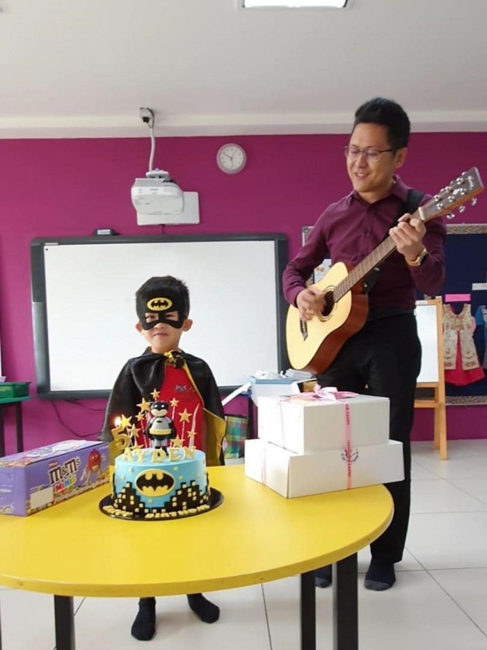 李文轩曾在孩子的生日上大显身手，弹著吉他，大唱生日歌。