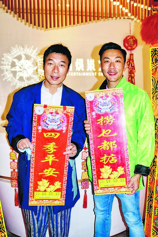 许志安（左）与刘浩龙率领同经纪公司一票师弟妹，出席牛年新春团拜。