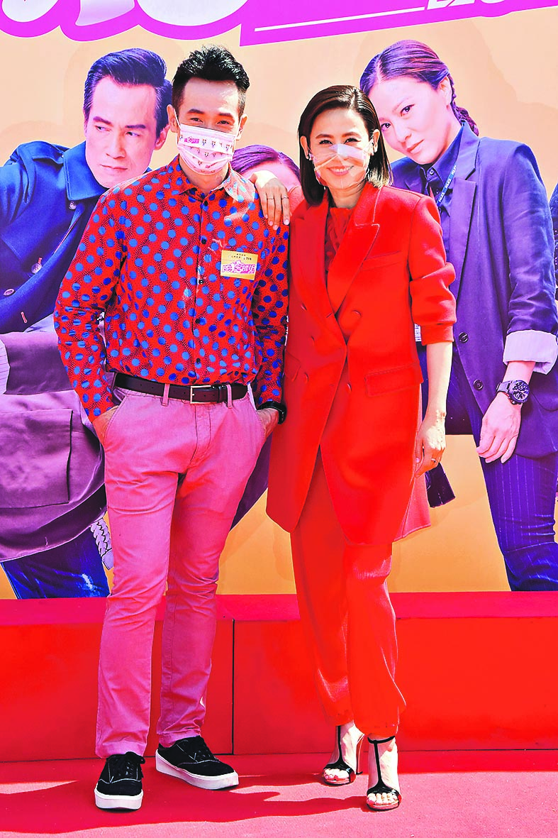 陈豪与宣萱以一身红打扮出席宣传活动，十分应景。