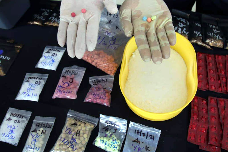 警方在案件中起获各类毒品。