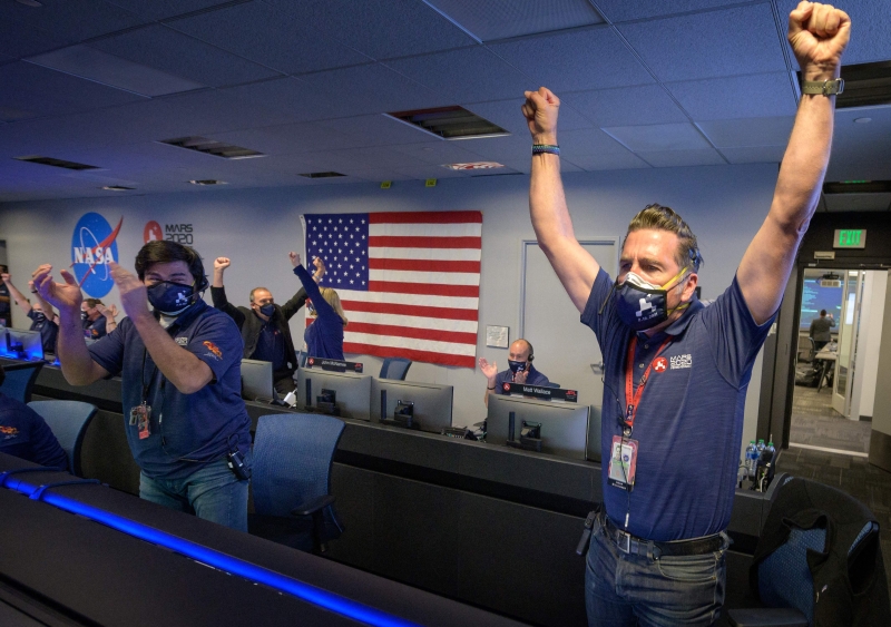 在加州地面控制中心，美国太空总署人员得悉毅力号成功著陆后，随即欢呼庆祝。（法新社照片）