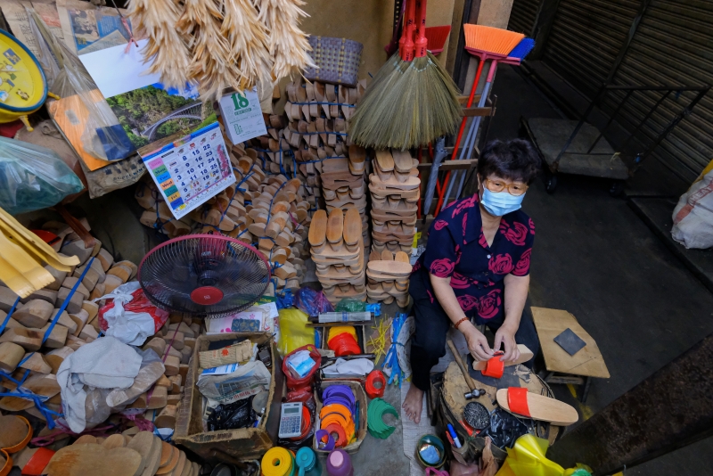 为了增加收入，姚采玉除了木屐之外，也在她的小店卖其他日常用品。