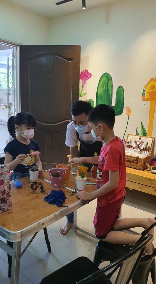 王泊棕去年在复原期行管令期间，开班教导小孩如何DIY盆景。