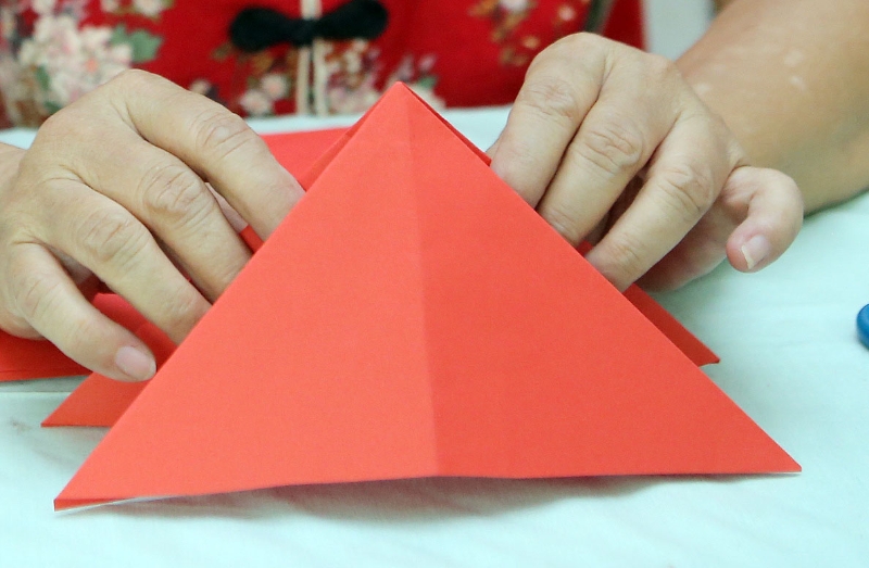 步骤三：把三角形反倒过来，就是一个可以站立的三角形。