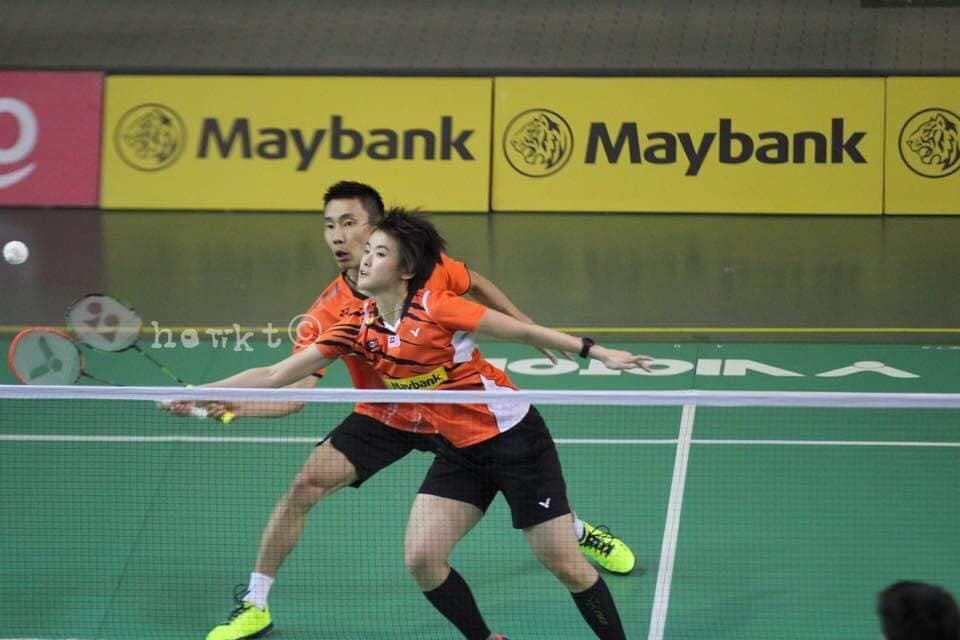 大马羽球传奇李宗伟（左）在脸书晒出自己和许嘉雯搭档参加2015年霹雳公开赛时的照片，两人最终赢得了冠军。（照片来自刘金土）