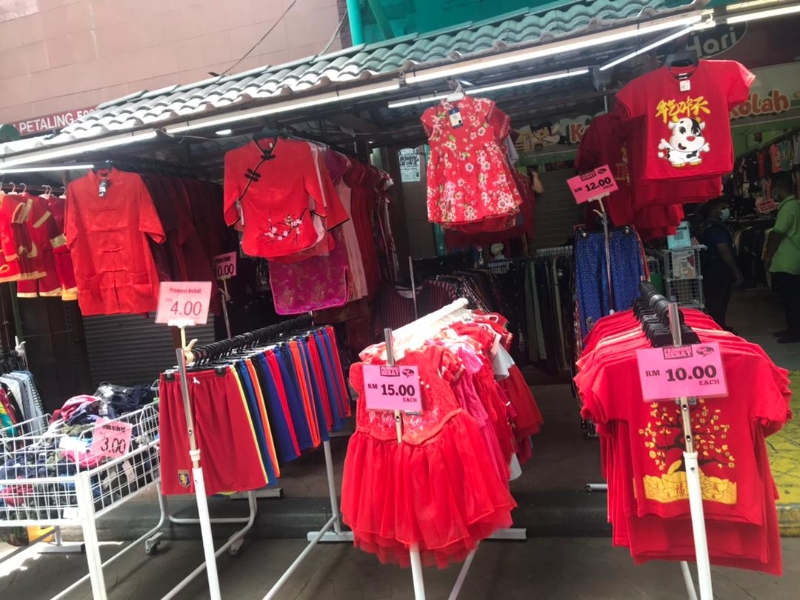 茨厂街服饰商家挂上红彤彤的衣服，令茨厂街洋溢着浓浓的新春气息。