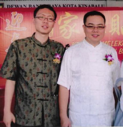 笔者薛君毅（右）与张少纶（左）于2010年“家家贴春联”庆典上合影。