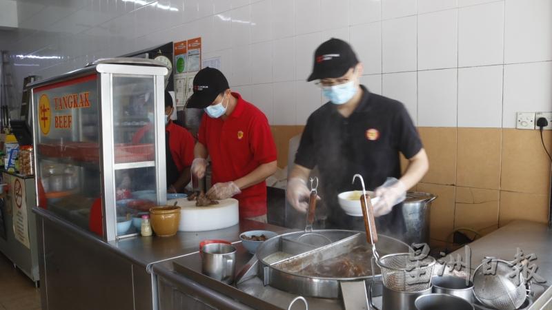 父子齐心，其利断金，韩伟畴（左）多年来的监督教导下，韩家定（右）也能独当一面掌大局。