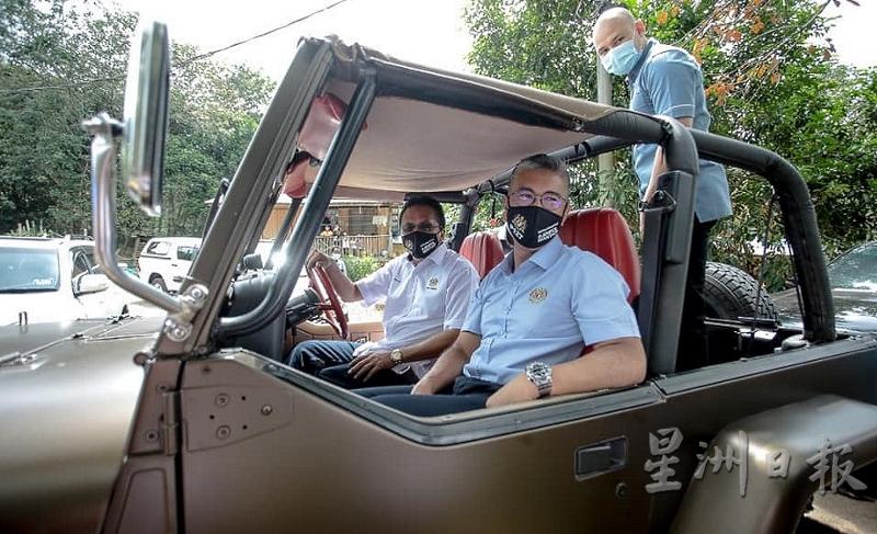 莫哈末沙林驾着一辆开蓬四驱车，一路“吃灰尘”载着东姑赛夫鲁前往甘榜班佐原住民村落。