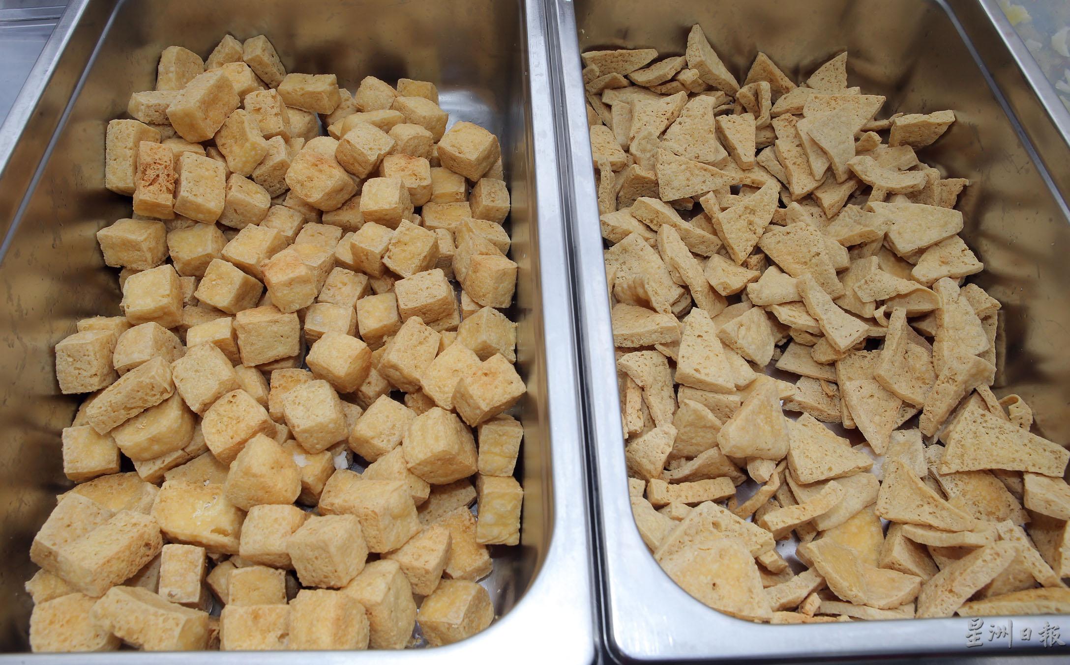 “大拇指臭豆腐”档口共有两种选择，薄型三角形爽口，厚型四方形较软易嚼。