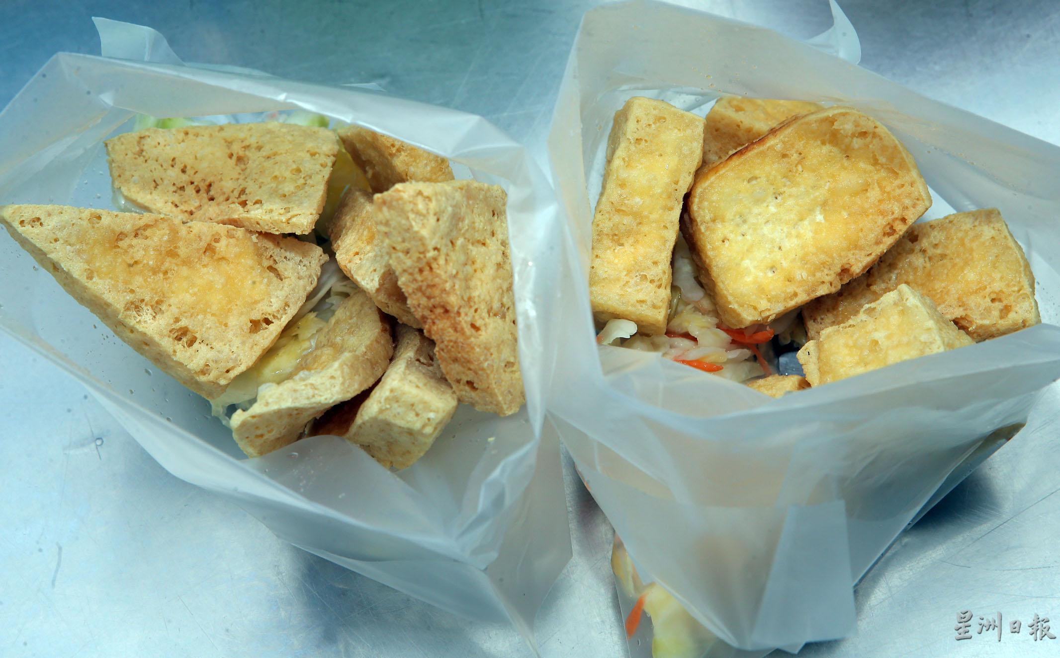 三角形和四方形臭豆腐各有特色，皆让人食指大动。
