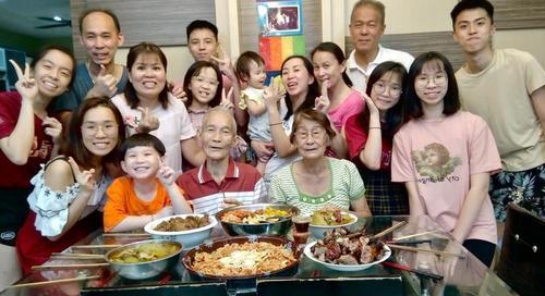 霹雳州，难得四代同堂都在身边度过松鹤之夜，潘元新（坐者左二）和家人特别添加菜肴，并在捞生加入鲍鱼。