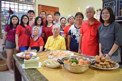 马六甲，94岁黄清海和温长娣夫妇与儿孙宅在家庆人日，品尝盆菜和捞生度过不一样的松鹤之夜。