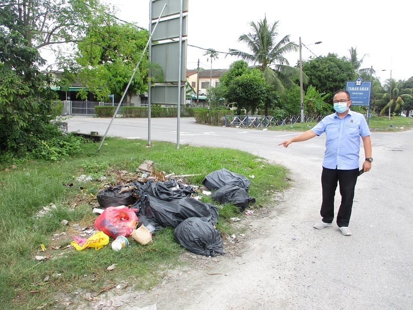 林斗益发现平安花园路口处的非法垃圾堆问题仍无法完全铲除。