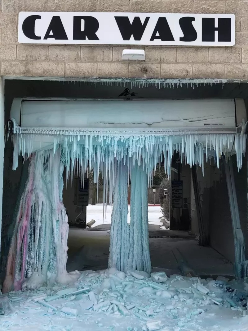 洗车场入口则是结满冰柱、宛如一座「冰雪宫殿」。（互联网照片）