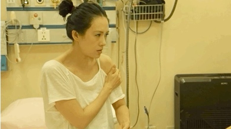 章子怡手臂受伤就医时，与丈夫汪峰交谈。