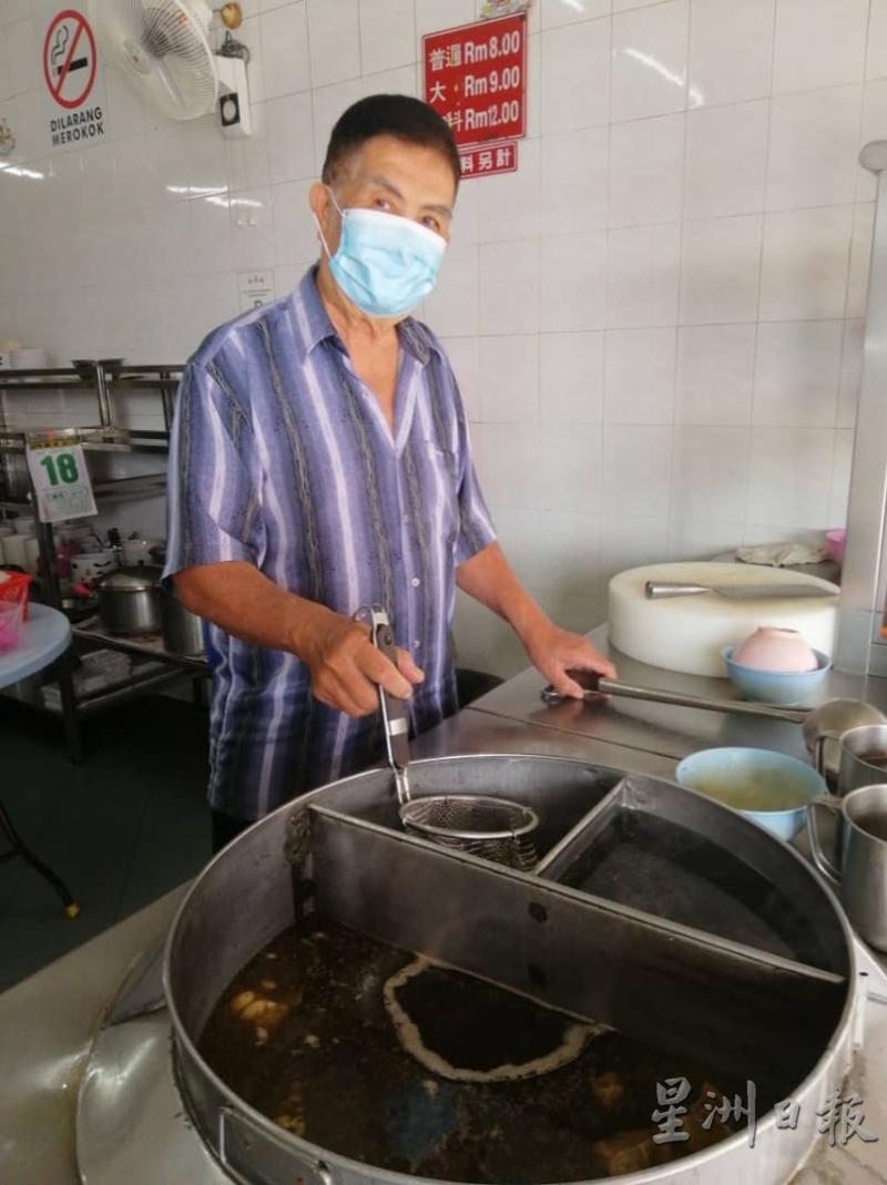 在东甲牛腩面老店从不缺席的老东主韩俊光,把独门手艺传承给孩子。
