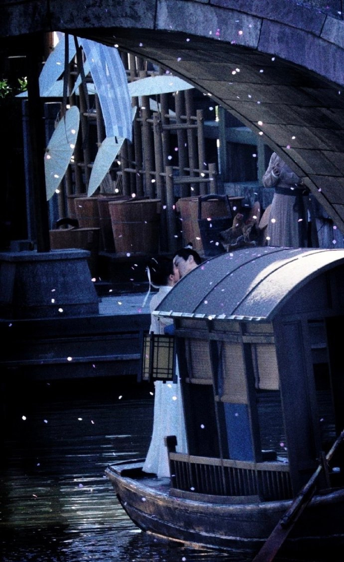 刘亦菲、陈晓合演的新剧《梦华录》路透曝光，照片中的两人在船上拥吻，画面唯美。