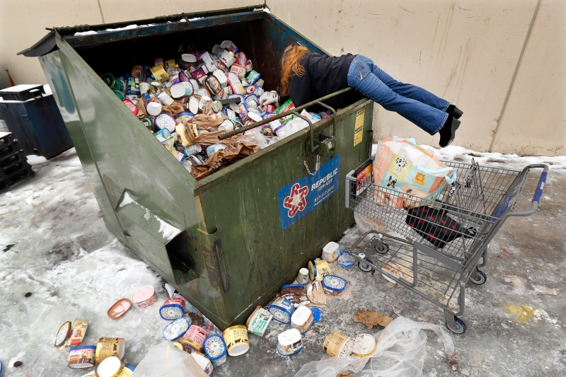 在脸书张贴的图片显示，当地垃圾箱装满了由超市扔出来的冰淇淋，有居民打算收集这些冷藏食品分享给邻居。（美联社照片）