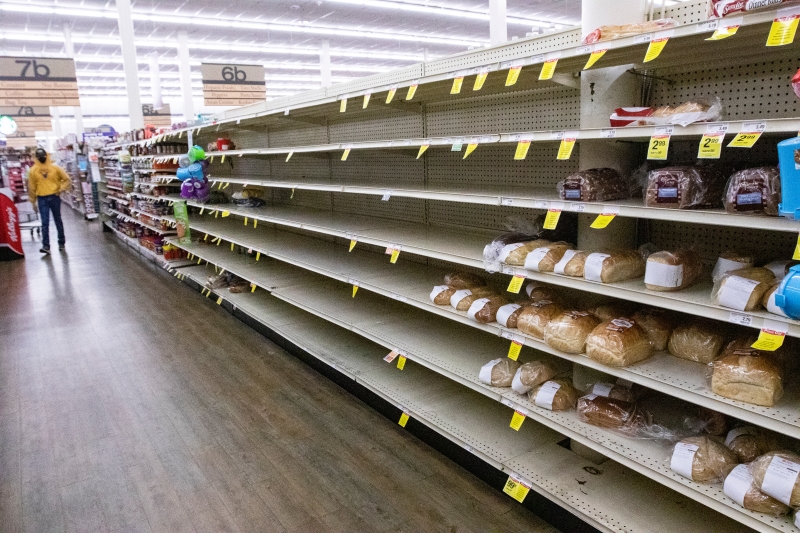 自冬季暴风雨以来，得州的面包需求量很大，超市的面包几乎被抢购一空。（美联社照片）