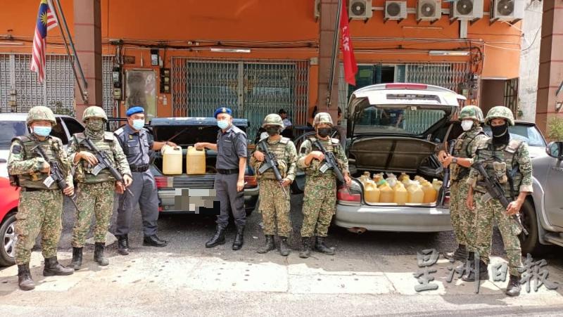 陆军第4边防旅部队移交所起获的走私汽油予丹贸消局，以展开进一步调查。　
