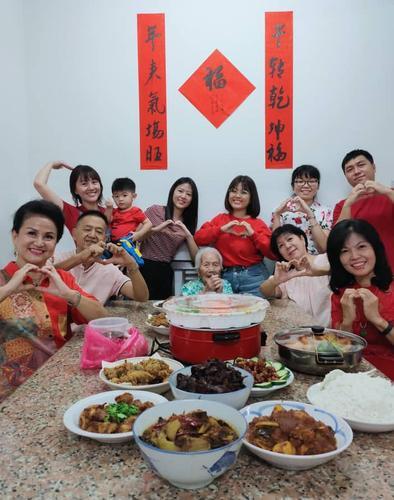 在马六甲，104岁的人瑞宝宝李亚饮与家人们庆祝人日，一家人红彤彤相聚，十分温馨。