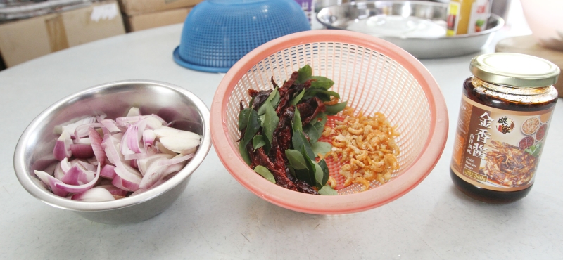 煮甘香螃蟹材料有蒜蓉、虾米、咖喱叶、辣椒干、大葱。