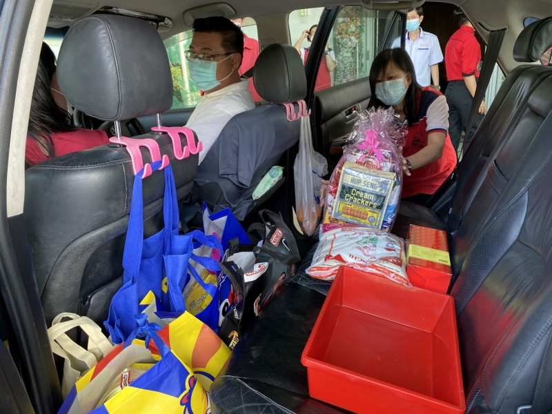 马六甲本报职员将礼品送到车里，参与者的车上塞得满满当当。
