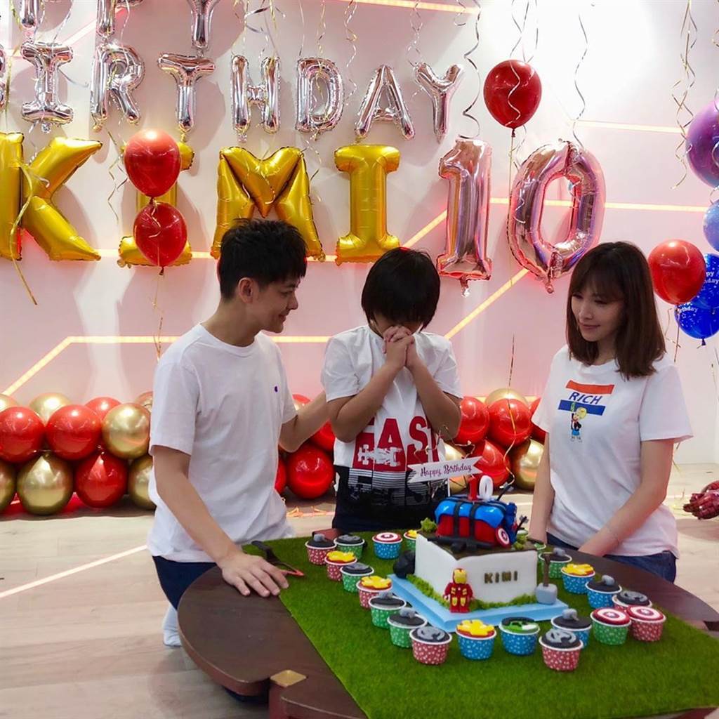 去年Kimi（中）欢庆10岁生日时，就能发现他长很高了，完美遗传到林志颖、陈若仪的好基因。