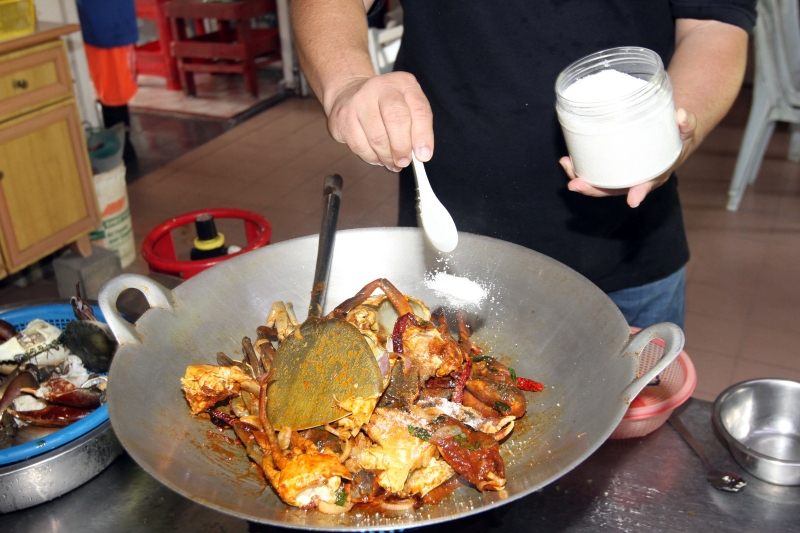 煮奶油螃蟹时，由于所用的食材如淡奶、牛油、鸡精粉都是咸味的，所以要加白糖调味，缓解咸味。