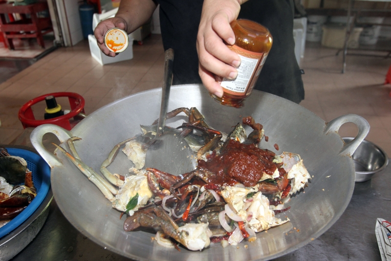 煮甘香螃蟹时，调味料翻炒完后加入螃蟹，再倒入甘香酱，来回翻炒，才能使肉质更入味。